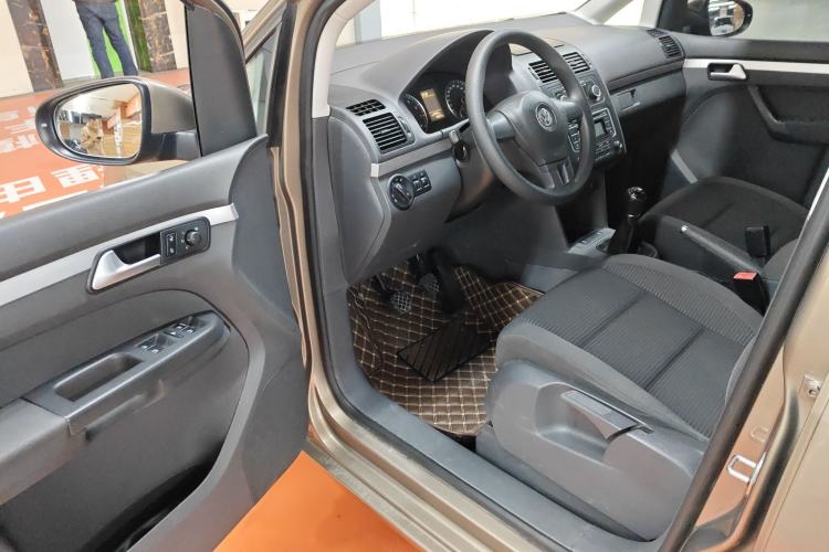 Used Volkswagen Touran 2015 1.4T Manual Fashion Edition 5-Seater Interior 2