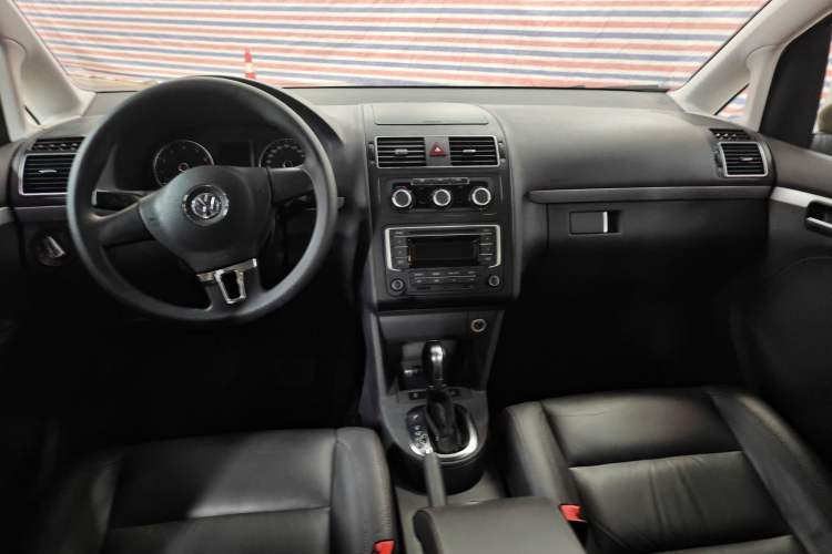 Used Volkswagen Touran 2015 1.4T DSG Comfort Edition 5 Seats Interior 3