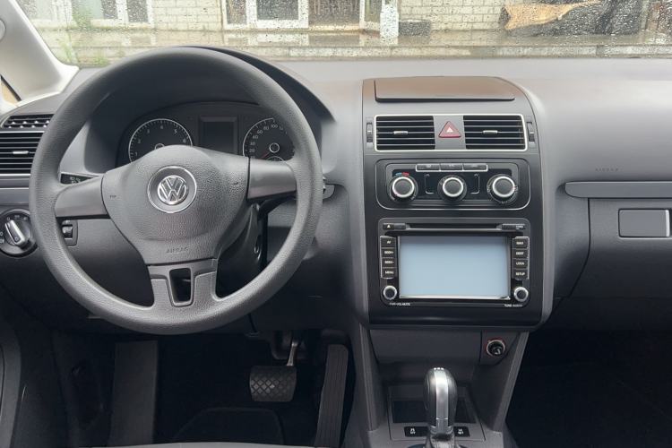 Used Volkswagen Touran 2015 1.4T DSG Comfort Edition 5 Seats Interior 3