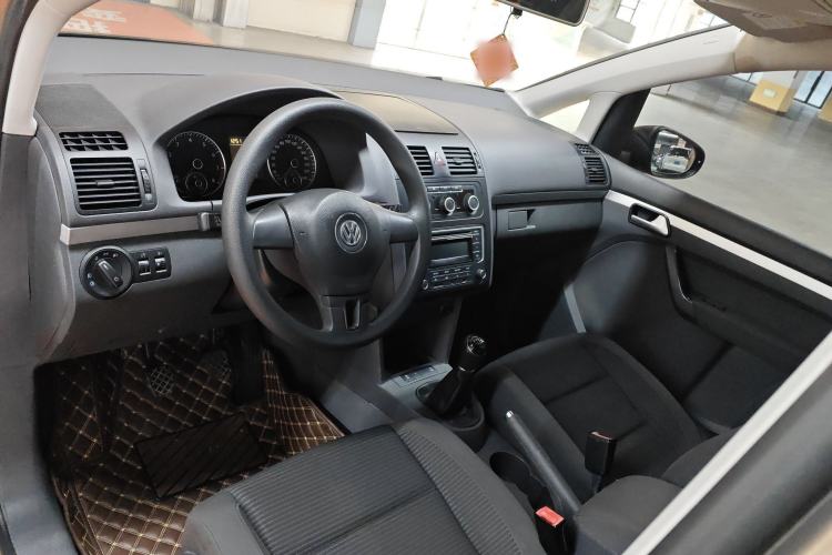Used Volkswagen Touran 2015 1.4T Manual Fashion Edition 5-Seater Interior 3