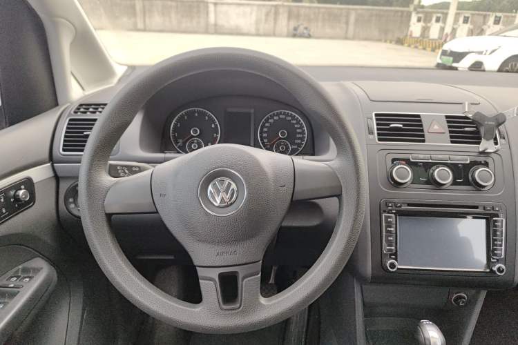 Used Volkswagen Touran 2015 1.4T DSG Comfort Edition 5 Seats Interior 4