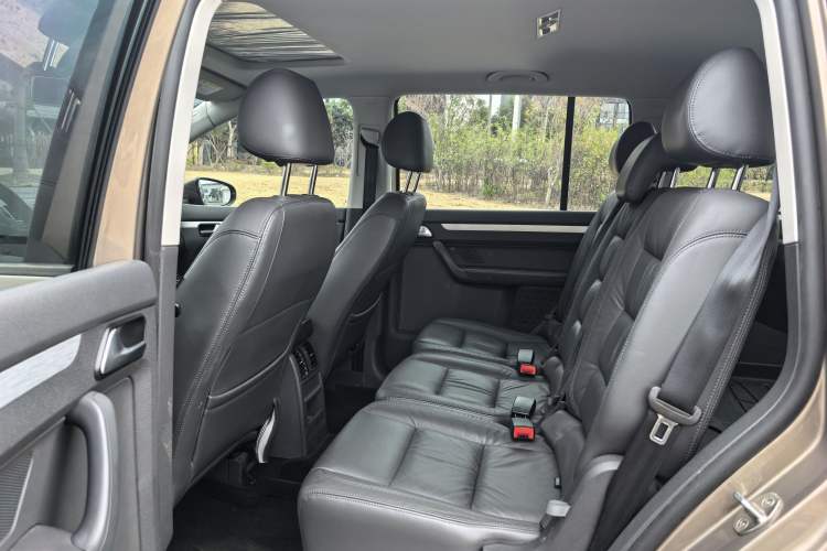 Used Volkswagen Touran 2015 1.4T DSG Comfort Edition 5 Seats Interior 5