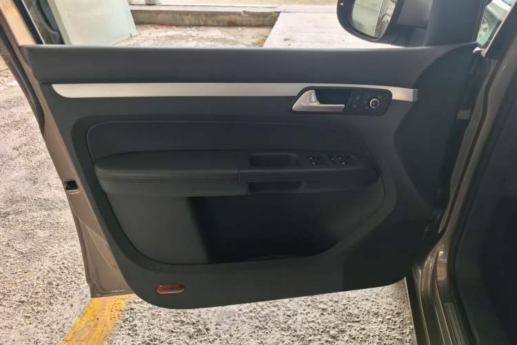 Used Volkswagen Touran 2015 1.4T DSG Comfort Edition 5 Seats Interior 6