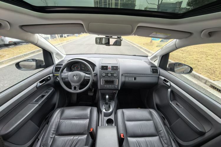 Used Volkswagen Touran 2015 1.4T DSG Comfort Edition 5 Seats Interior 6
