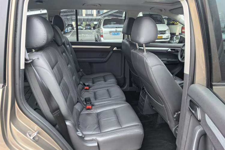Used Volkswagen Touran 2015 1.4T DSG Comfort Edition 5 Seats Interior 9