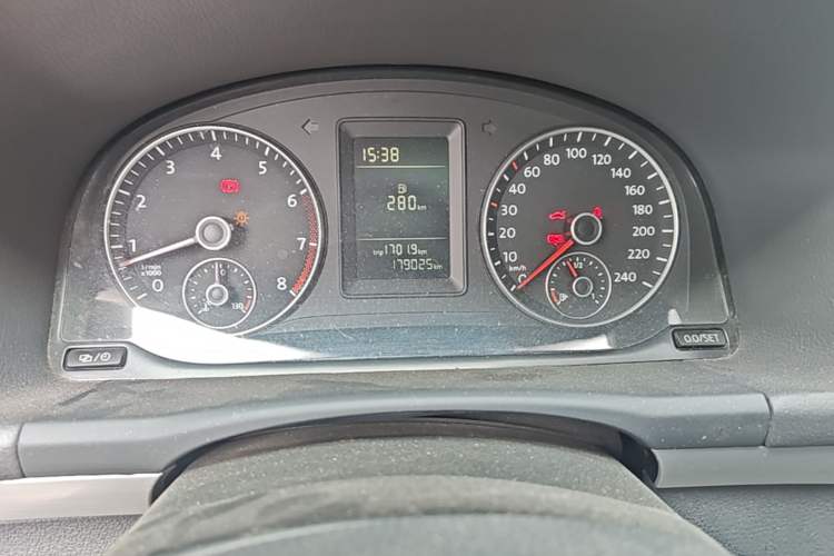 Used Volkswagen Touran 2015 1.4T Manual Comfort Edition 5-Seater Odometer Close Up