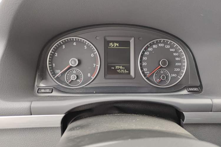 Used Volkswagen Touran 2015 1.4T DSG Comfort Edition 5 Seats Odometer Close Up