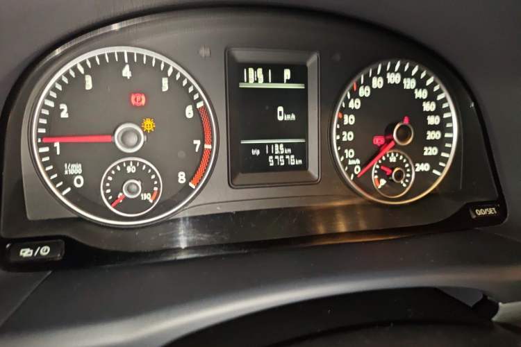 Used Volkswagen Touran 2015 1.4T DSG Comfort Edition 5 Seats Odometer Close Up