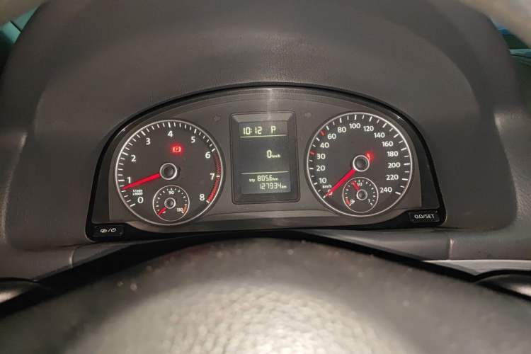 Used Volkswagen Touran 2015 1.4T DSG Comfort Edition 5 Seats Odometer Close Up
