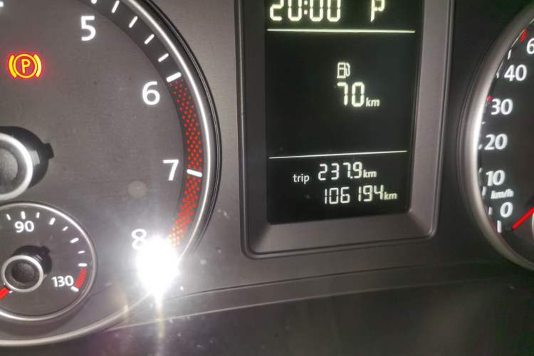 Used Volkswagen Touran 2015 1.4T DSG Comfort Edition 5 Seats Odometer Close Up
