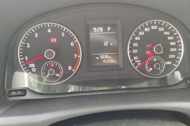 Used Volkswagen Touran 2015 1.4T DSG Comfort Edition 5 Seats Odometer Close Up
