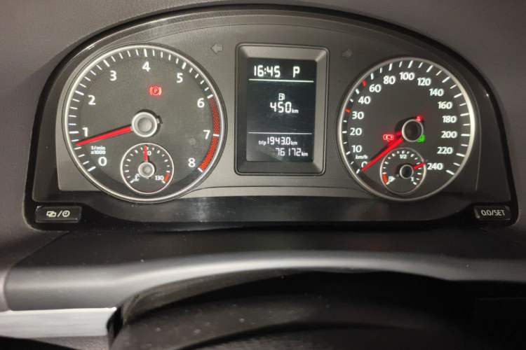 Used Volkswagen Touran 2015 1.4T DSG Comfort Edition 5 Seats Odometer Close Up