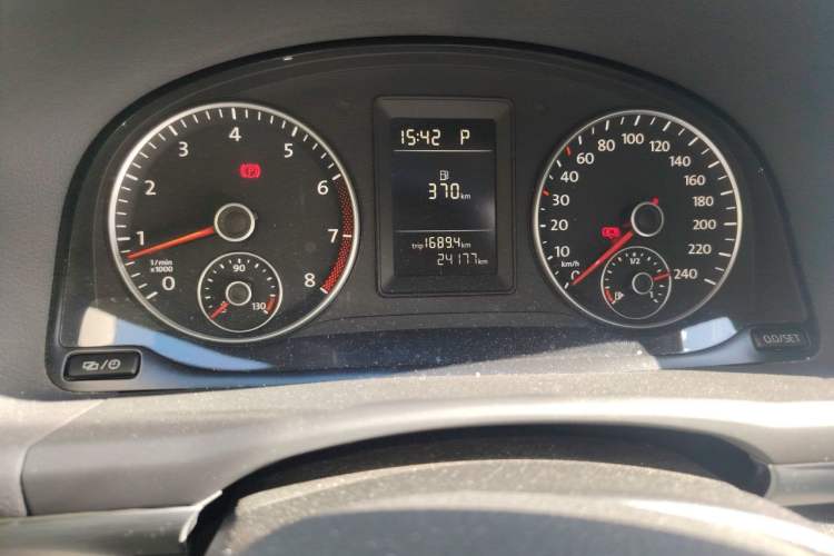 Used Volkswagen Touran 2015 1.4T DSG Comfort Edition 5 Seats Odometer Close Up