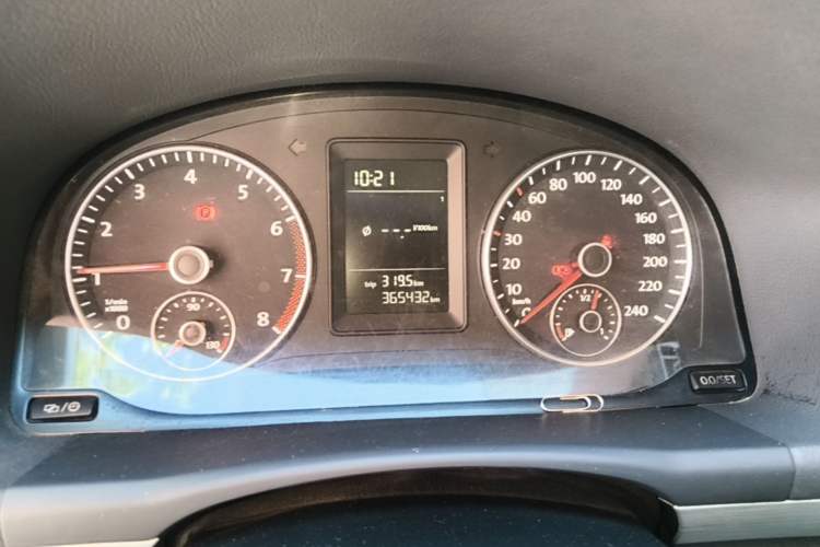 Used Volkswagen Touran 2015 1.4T Manual Fashion Edition 5-Seater Odometer Close Up