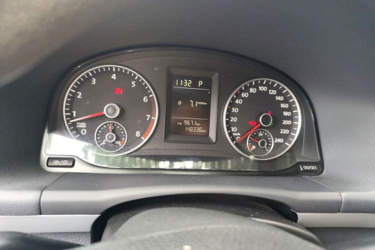 Used Volkswagen Touran 2015 1.4T DSG Comfort Edition 5 Seats Odometer Close Up