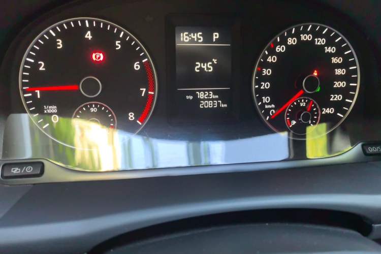 Used Volkswagen Touran 2015 1.4T DSG Comfort Edition 5 Seats Odometer Close Up
