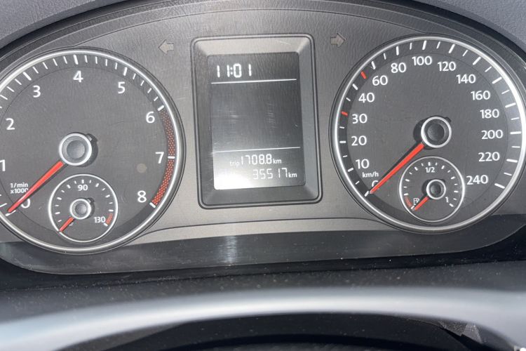 Used Volkswagen Touran 2015 1.4T DSG Comfort Edition 5 Seats Odometer Close Up