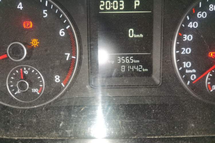 Used Volkswagen Touran 2015 1.4T DSG Comfort Edition 5 Seats Odometer Close Up