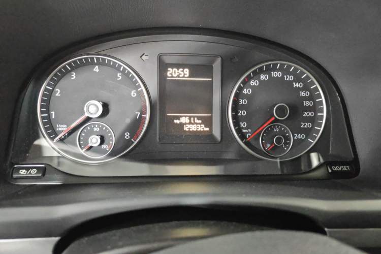 Used Volkswagen Touran 2015 1.4T DSG Comfort Edition 5 Seats Odometer Close Up