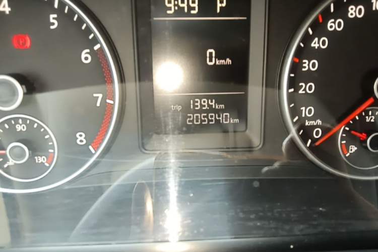 Used Volkswagen Touran 2015 1.4T DSG Comfort Edition 5 Seats Odometer Close Up