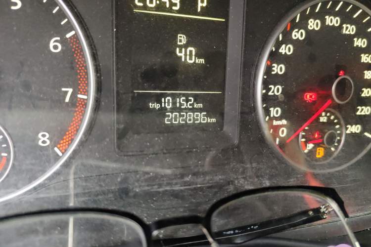 Used Volkswagen Touran 2015 1.4T DSG Comfort Edition 5 Seats Odometer Close Up
