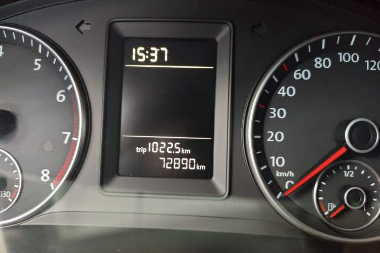 Used Volkswagen Touran 2015 1.4T DSG Comfort Edition 5 Seats Odometer Close Up
