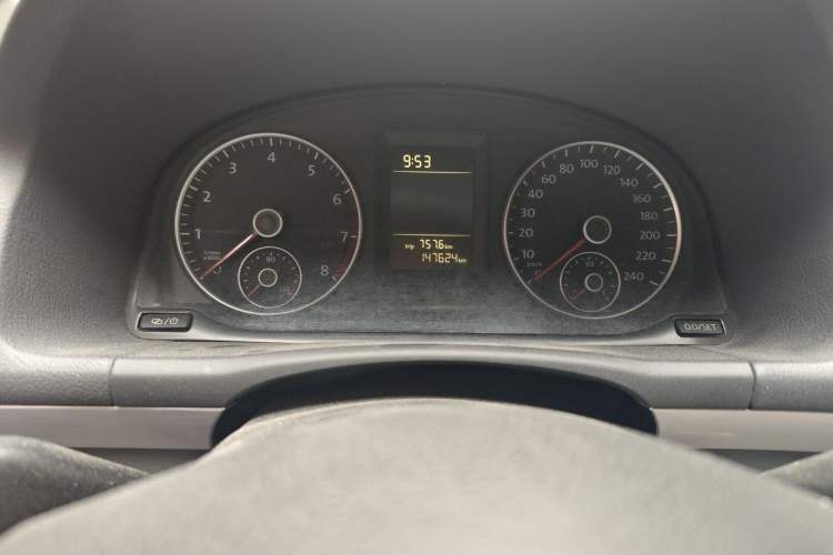 Used Volkswagen Touran 2015 1.4T DSG Comfort Edition 5 Seats Odometer Close Up