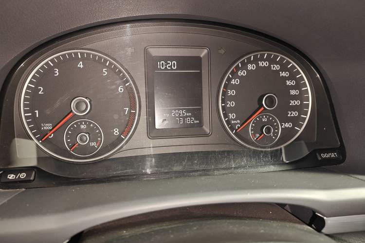Used Volkswagen Touran 2015 1.4T DSG Comfort Edition 5 Seats Odometer Close Up