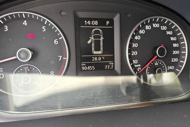Used Volkswagen Touran 2015 1.4T DSG Flagship Edition 5-seater Odometer Close Up