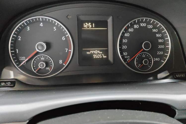 Used Volkswagen Touran 2015 1.4T Manual Fashion Edition 5-Seater Odometer Close Up