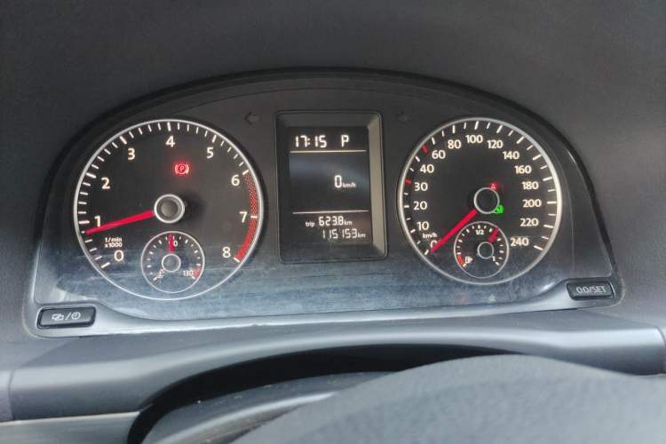 Used Volkswagen Touran 2015 1.4T DSG Comfort Edition 5 Seats Odometer Close Up