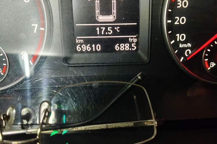 Used Volkswagen Touran 2015 1.4T DSG Luxury Edition 5-Seater Odometer Close Up
