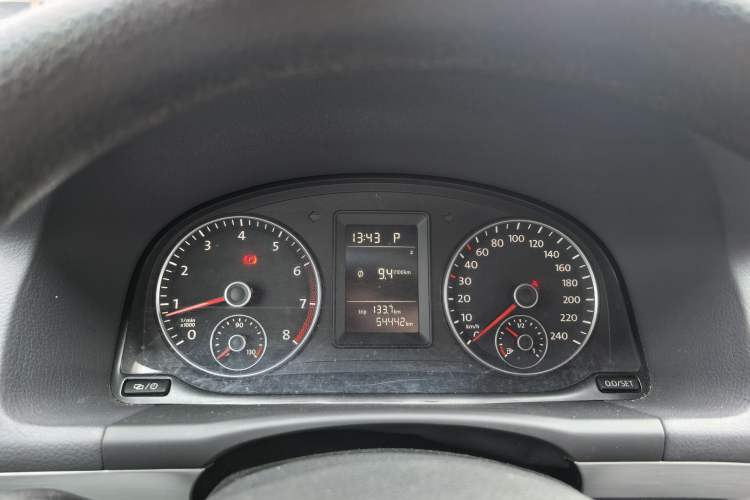 Used Volkswagen Touran 2015 1.4T DSG Comfort Edition 5 Seats Odometer Close Up