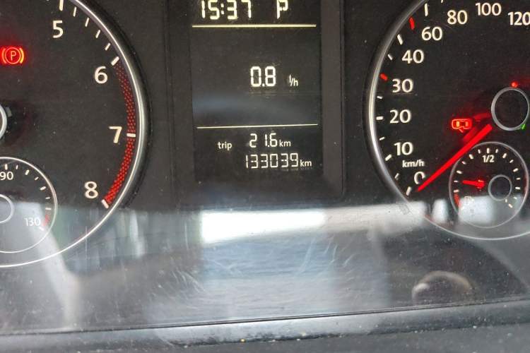 Used Volkswagen Touran 2015 1.4T DSG Comfort Edition 5 Seats Odometer Close Up