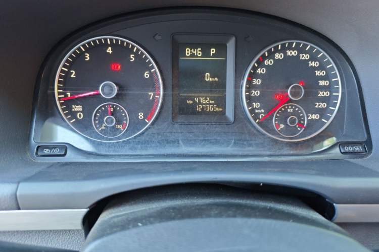 Used Volkswagen Touran 2015 1.4T DSG Comfort Edition 5 Seats Odometer Close Up