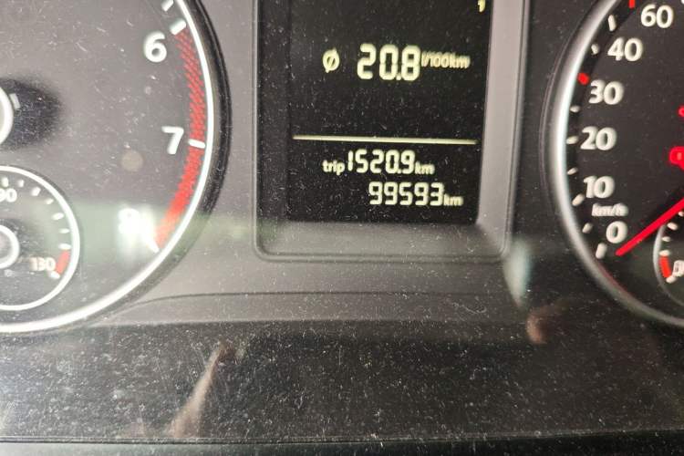 Used Volkswagen Touran 2015 1.4T DSG Comfort Edition 5 Seats Odometer Close Up