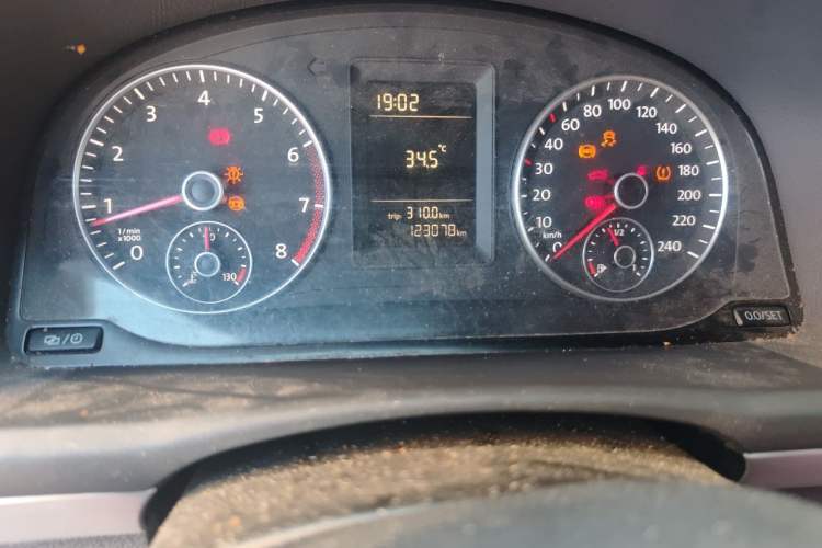 Used Volkswagen Touran 2015 1.4T Manual Fashion Edition 5-Seater Odometer Close Up