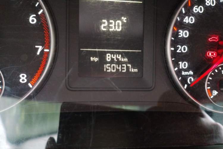 Used Volkswagen Touran 2015 1.4T DSG Comfort Edition 5 Seats Odometer Close Up