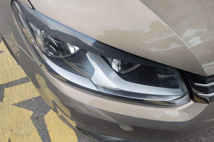 Used Volkswagen Touran 2015 1.4T DSG Comfort Edition 5 Seats Right Front Headlight