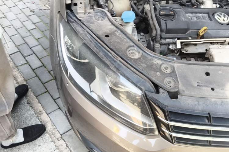 Used Volkswagen Touran 2015 1.4T Manual Fashion Edition 5-Seater Right Front Headlight