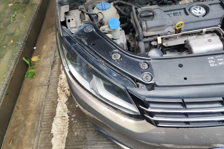 Used Volkswagen Touran 2015 1.4T DSG Comfort Edition 5 Seats Right Front Headlight