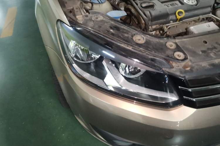 Used Volkswagen Touran 2015 1.4T Manual Fashion Edition 5-Seater Right Front Headlight