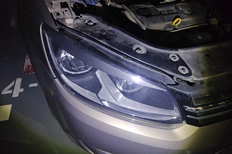 Used Volkswagen Touran 2015 1.4T Manual Fashion Edition 5-Seater Right Front Headlight