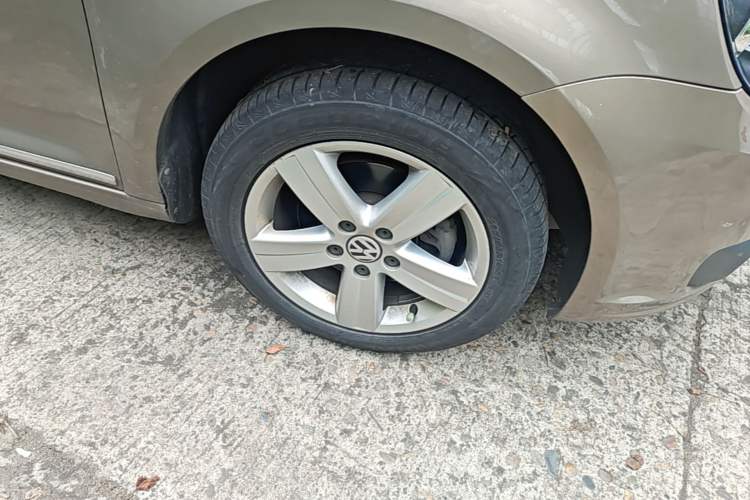 Used Volkswagen Touran 2015 1.4T Manual Comfort Edition 5-Seater Right Front Wheel Hub