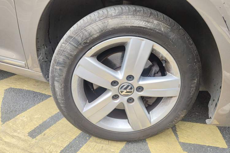Used Volkswagen Touran 2015 1.4T DSG Comfort Edition 5 Seats Right Front Wheel Hub