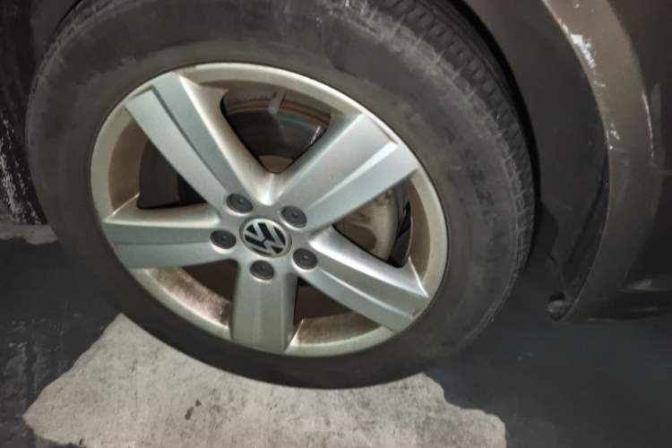 Used Volkswagen Touran 2015 1.4T DSG Comfort Edition 5 Seats Right Front Wheel Hub