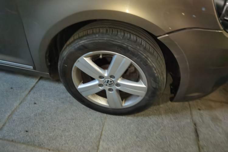 Used Volkswagen Touran 2015 1.4T DSG Comfort Edition 5 Seats Right Front Wheel Hub