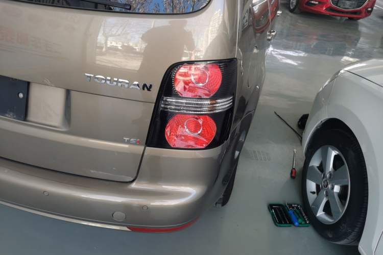 Used Volkswagen Touran 2015 1.4T DSG Comfort Edition 5 Seats Right Rear Taillight