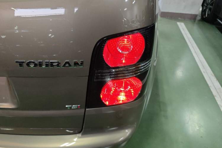 Used Volkswagen Touran 2015 1.4T DSG Comfort Edition 5 Seats Right Rear Taillight