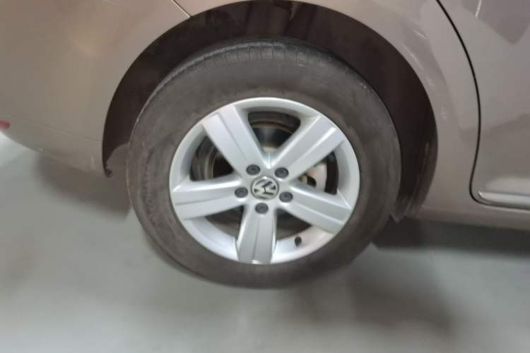 Used Volkswagen Touran 2015 1.4T DSG Comfort Edition 5 Seats Right Rear Wheel Hub